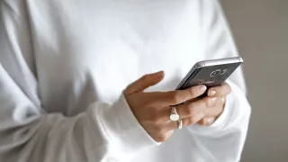 Señales de alarma para detectar un mensaje de texto falso; cómo protegerse