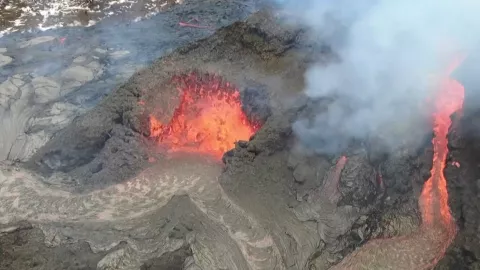 Ríos de lava recorren volcán en Islandia