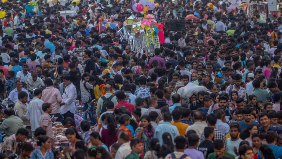 Multitud de personas en un mercado en Mumbai, India.