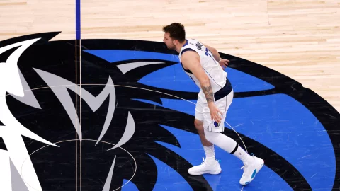 Doncic con Maverick Dallas en finales del Oeste de la NBA