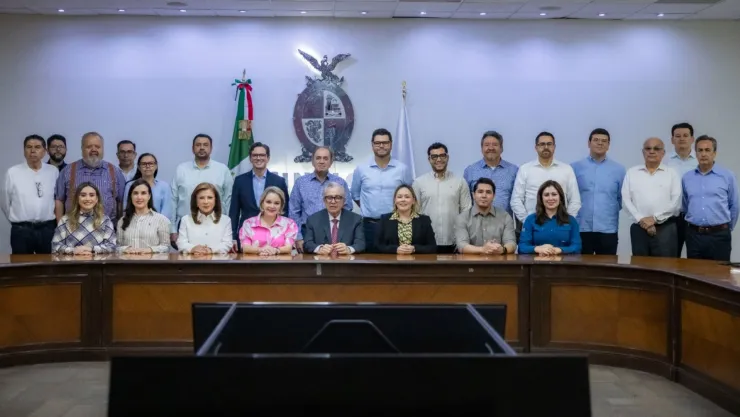 Rocha se reúne con gabinete tras volver como gobernador