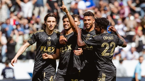 Jugadores del LAFC celebran un gol