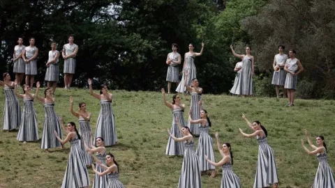 Realizan danza durante la ceremonia del encendido de la antorcha olímpica París 2024