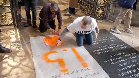 Protesta en la tumba de Charles Darwin por el cambio climático