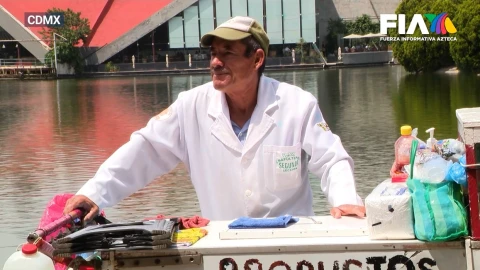 Don Fernando Morales lleva más de 50 años como paletero en el Bosque de Chapultepec