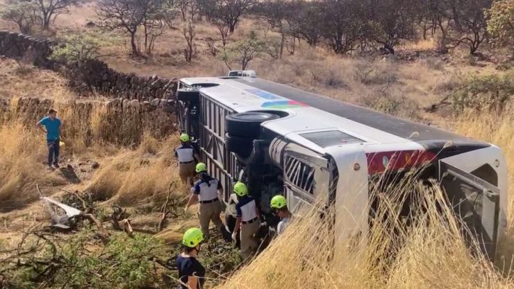 Vuelca autobús en carretera La Piedad-Manuel Doblado deja ocho lesionados, iba rumbo a León.png