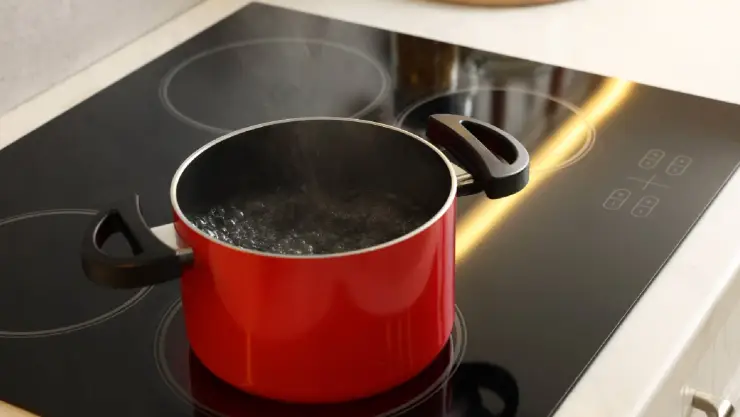 una olla de la cocina hierve con agua