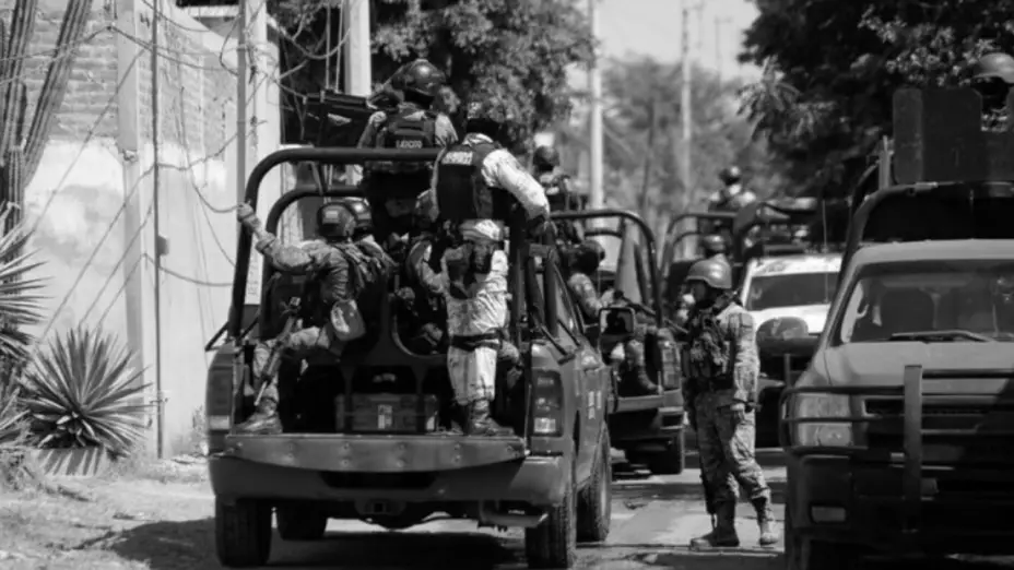 Trágico ataque armado en fiesta de graduación en Morelos deja tres muertos. En la imagen se observa un fuerte operativo desplegado por las fuerzas de seguridad tras violenta balacera.