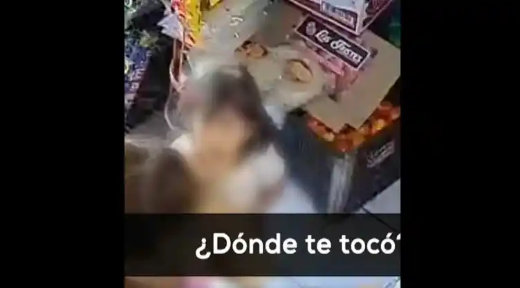 Captan en video a hombre tocando a niña.