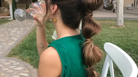 Peinado de coleta alta con burbujas para controlar el frizz
