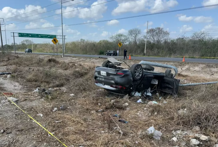 Auto termina VOLCADO tras protagonizar FUERTE ACCIDENTE en la Mérida - Progreso; hay un LESIONADO