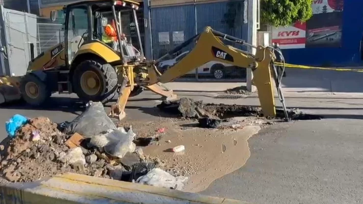 Cierre en Avenida Universidad Querétaro hoy martes 25 de febrero de 2025: socavón provoca tráfico