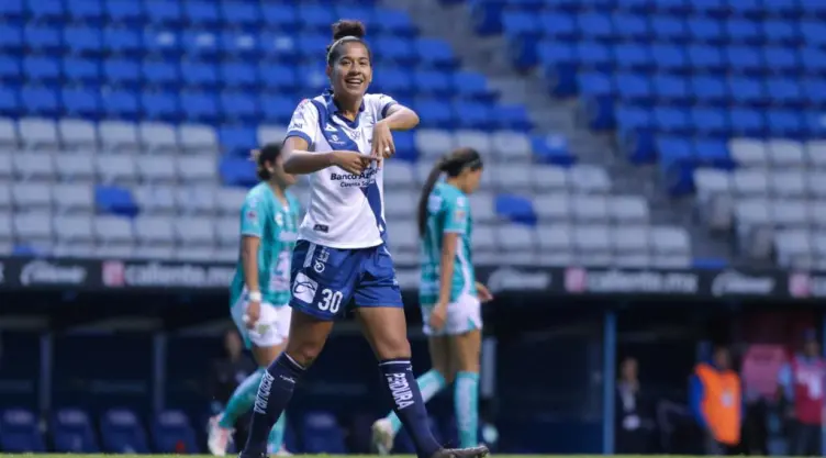 Aisha Solórzano festeja gol con Puebla Femenil