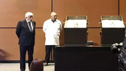 VIDEO_ Maussan muestra “cuerpos no humanos” en la Cámara de Diputados