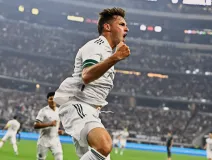 Gol de Santiago Giménez celebra