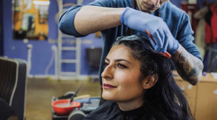 Qué significa que una persona se pinte el pelo negro, según la psicología