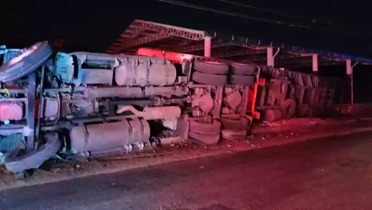 FOTOS_ Fuerte accidente protagonizado por un tráiler terminó en volcadura
