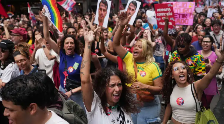 Estudiantes brasileños protestan contra Flavio Bolsonaro.