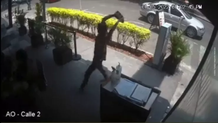 VIDEO: Detienen a sujeto que golpeó con una piedra a un niño.