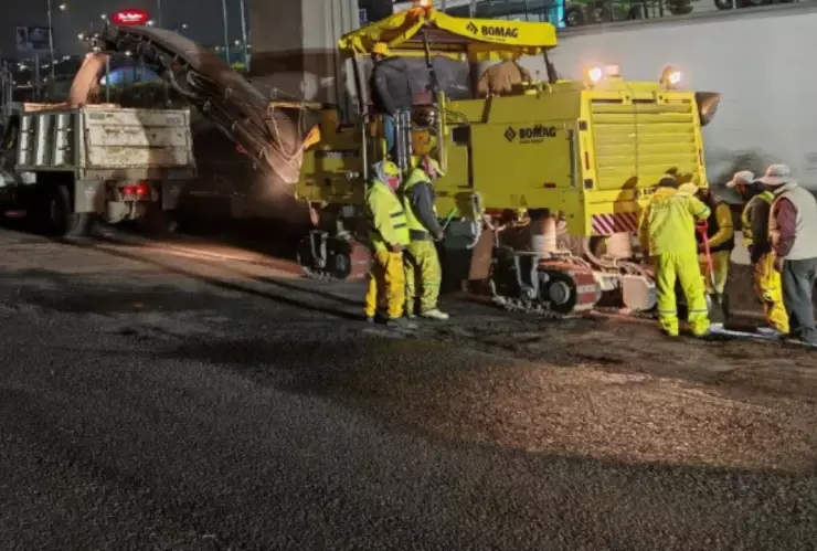 ¿Hay cierres? Los 4 puntos de Periférico Norte en los que hay obras de rehabilitación. En la imagen se observa a trabajadores del Estado de México dando mantenimiento a la carpeta asfáltica.