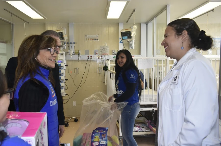 los pequeños del Hospital Pediátrico Moctezuma contagian esperanza al ver sus regalos