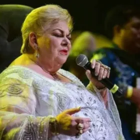 Aseguran que el mánager de Paquita la del Barrio tiene problemas de dinero tras verlo vendiendo postres