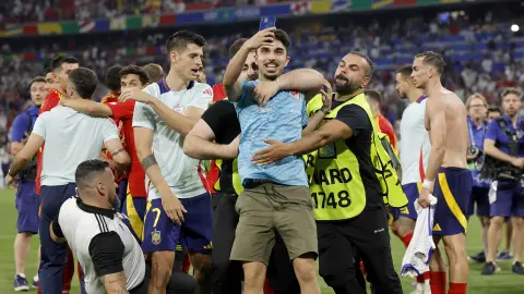 mimebro de seguridad se barre sobre alvaro morata