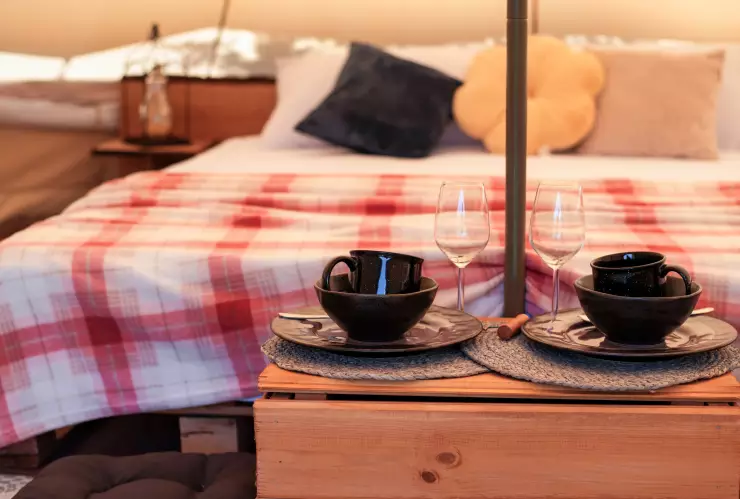 Interior de una tienda da camapañ