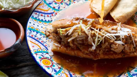 Torta ahogada con tacos dorados