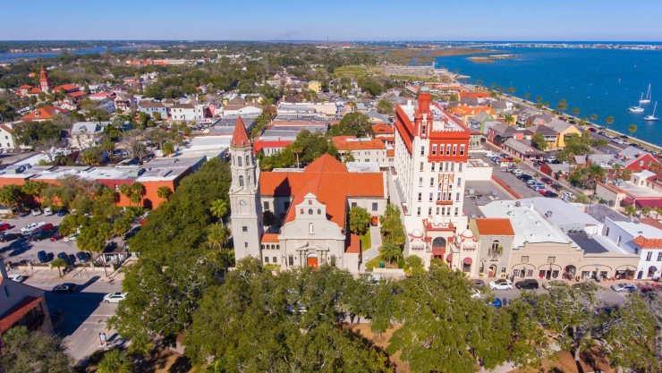 una vista aérea de la ciudad de St. Augustine.