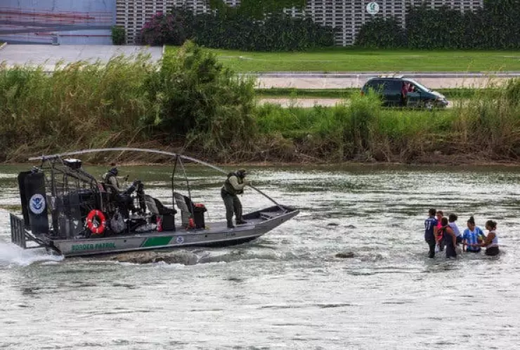 Abandonan a niña de nacionalidad chilena en aguas del Río Bravo