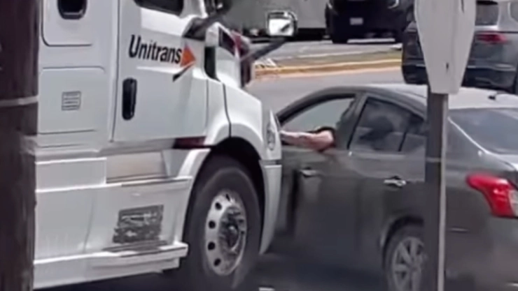 Iba por la calle y terminó siendo ARRASTRADA por un tráiler; todo quedó GRABADO en video