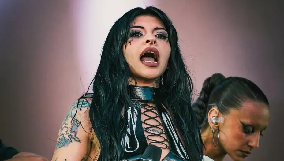 Cazzu dedica canción a Nodal durante su regreso al escenario