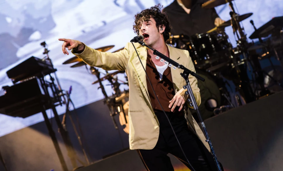 Matty Healy se disculpa por sus controvertidos comentarios