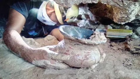 Recuperan vasija maya completa de cueva de Playa del Carmen INAH