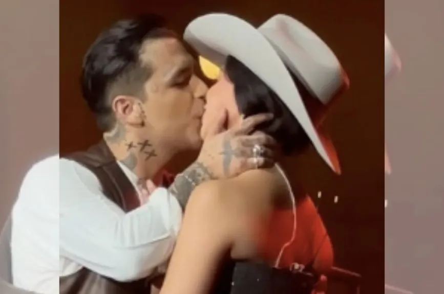 Ángela y Nodal beso (4).jpg