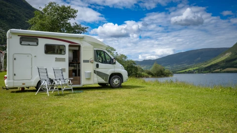 Una casa rodante junto al río