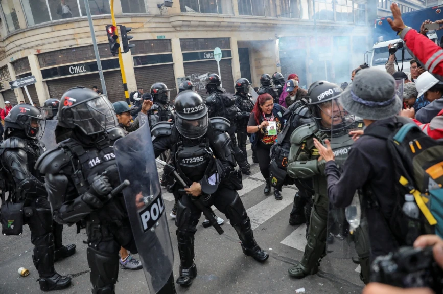 Manifestaciones en Colombia terminan en disturbios.