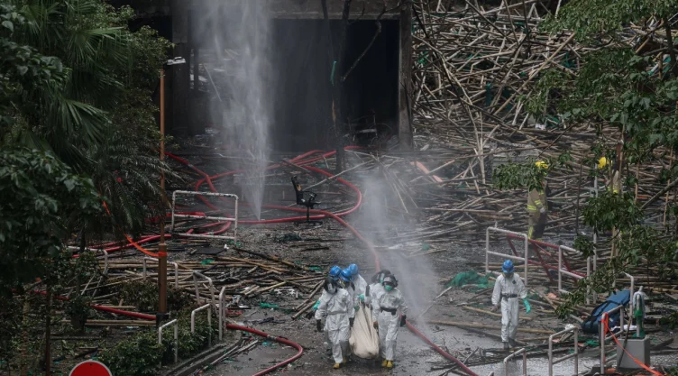Trabajadores siguen con recuperación de cuerpos tras el incendio en complejo de departamentos en Tai Po, Hong Kong.