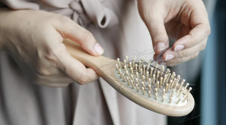¿Qué significa que se te caiga el cabello de forma repentina según la biodescodificación y el esoterismo?