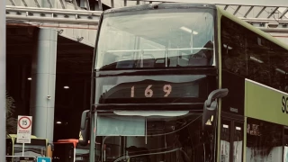 Video: Autobús de dos pisos lleno de pasajeros se cae de un puente; hay varios muertos