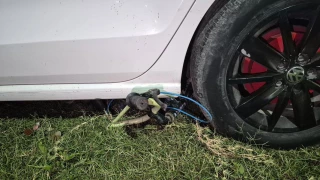 Estaba aprendiendo a conducir y termina ESTRELLANDO su auto contra un parque infantil; dos niños en riesgo