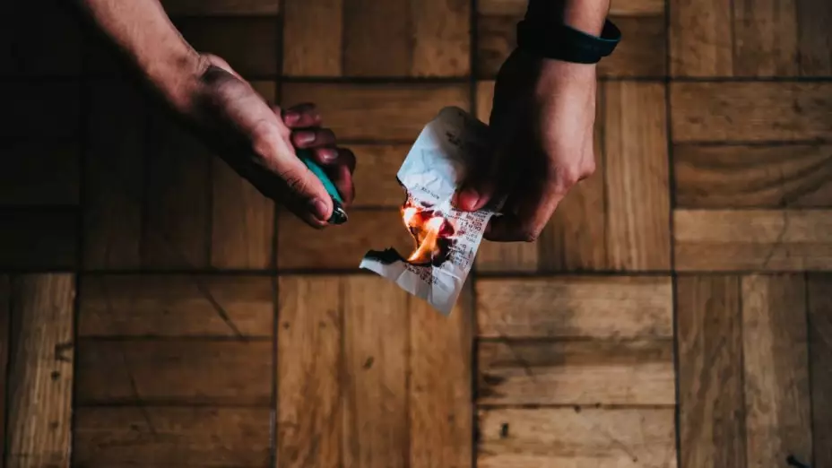 Ex Marino estadounidense amarró y quemó a su esposa hasta la muerte frente a sus hijos