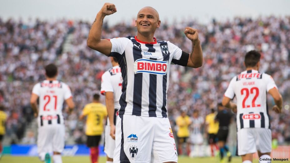 4 futbolistas chilenos méxico chupete suazo.jpg