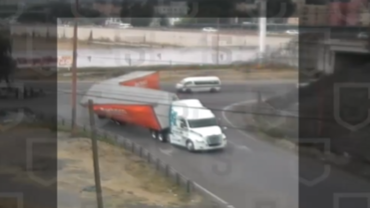 Tráiler de pollo se vuelca en la entrada de la México- Pachuca, Ecatepec VIDEO