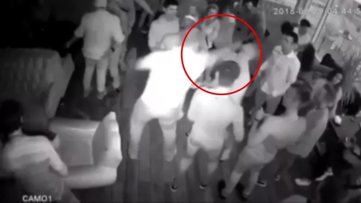 Sujeto golpea a todos en un club nocturno