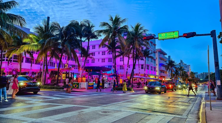 Autos recorren calles de Miami Beach, Florida