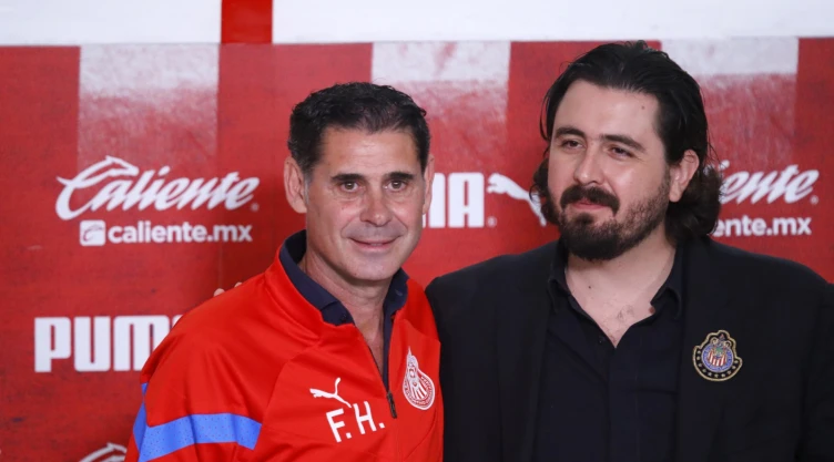 Amaury Vergara en la presentación de Fernando Hierro con las Chivas