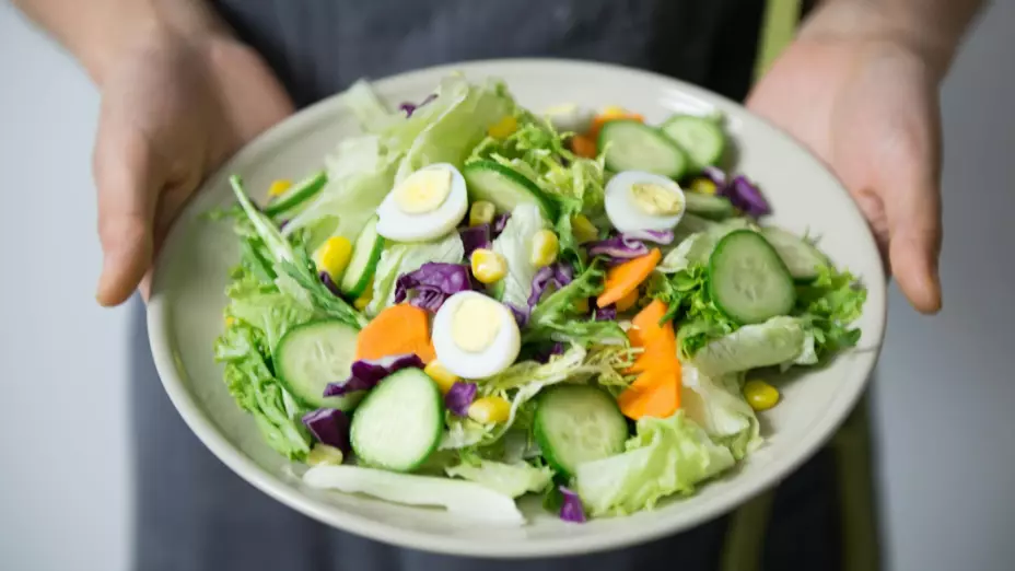 Comer ensaladas es una buena forma de adquirir el agua que necesitamos en esta época de calor