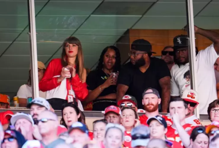 Taylor Swift y Travis Kelce juntos en partido de Kansas City Chiefs